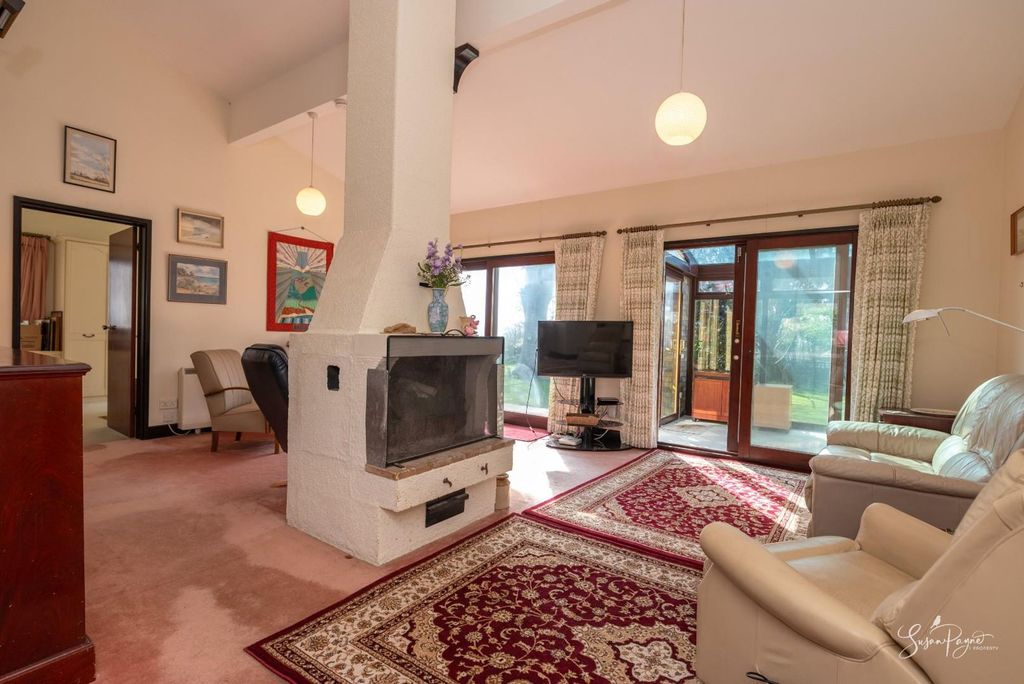 Property photo 2 of 32
