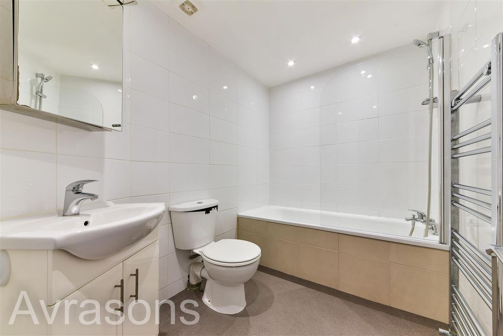 Property photo 3 of 10 Bathroom