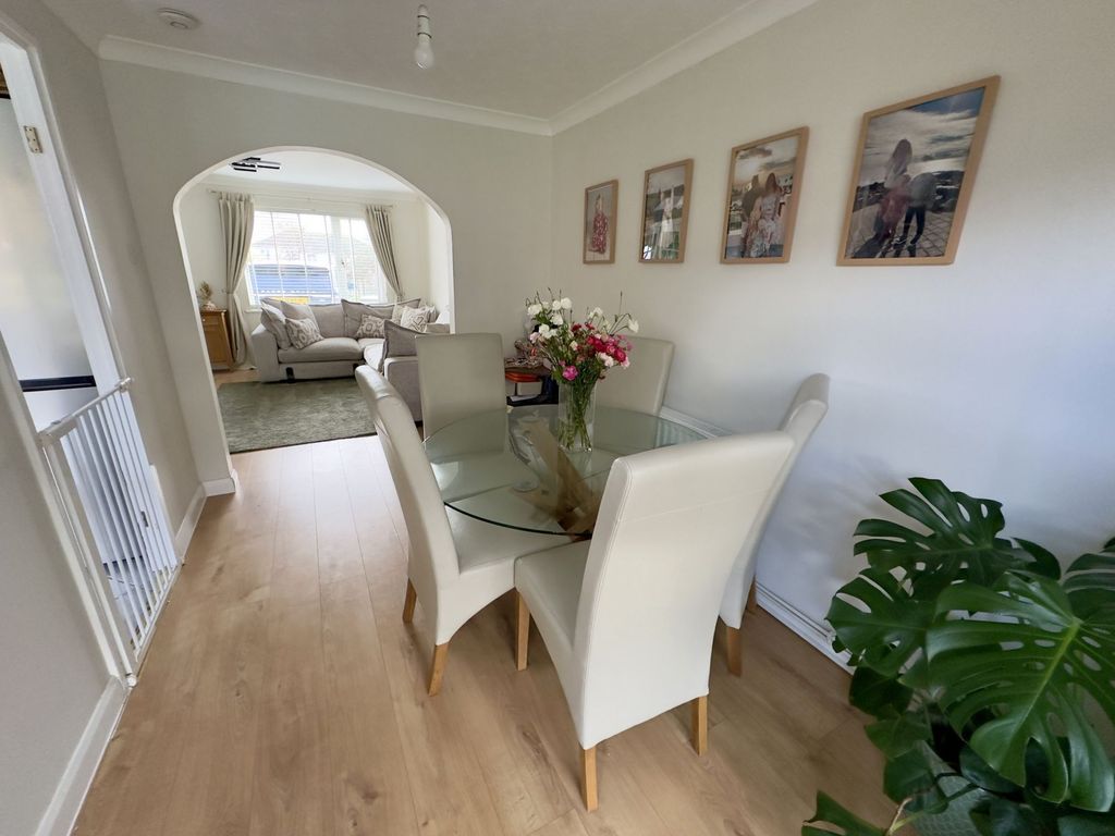 Property photo 3 of 11 Photo 4