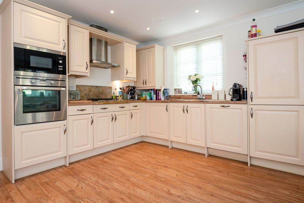 Property photo 2 of 7 Kitchen