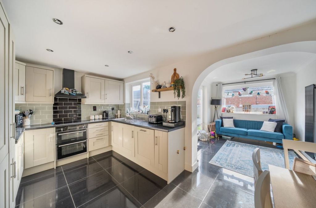 Property photo 2 of 21