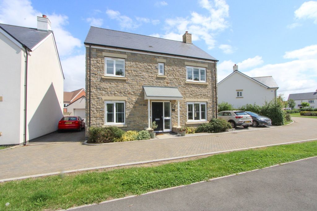 Property photo 1 of 32