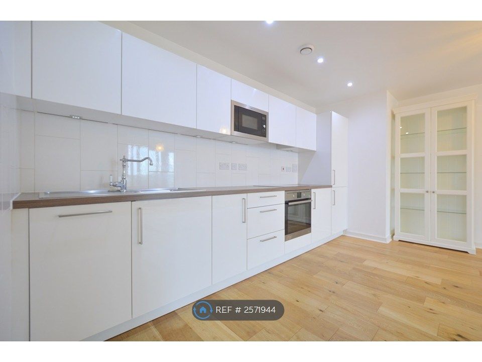 Property photo 3 of 10 Kitchen