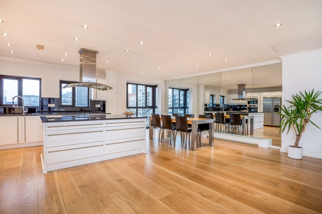 Property photo 2 of 21 Reception - Kitchen
