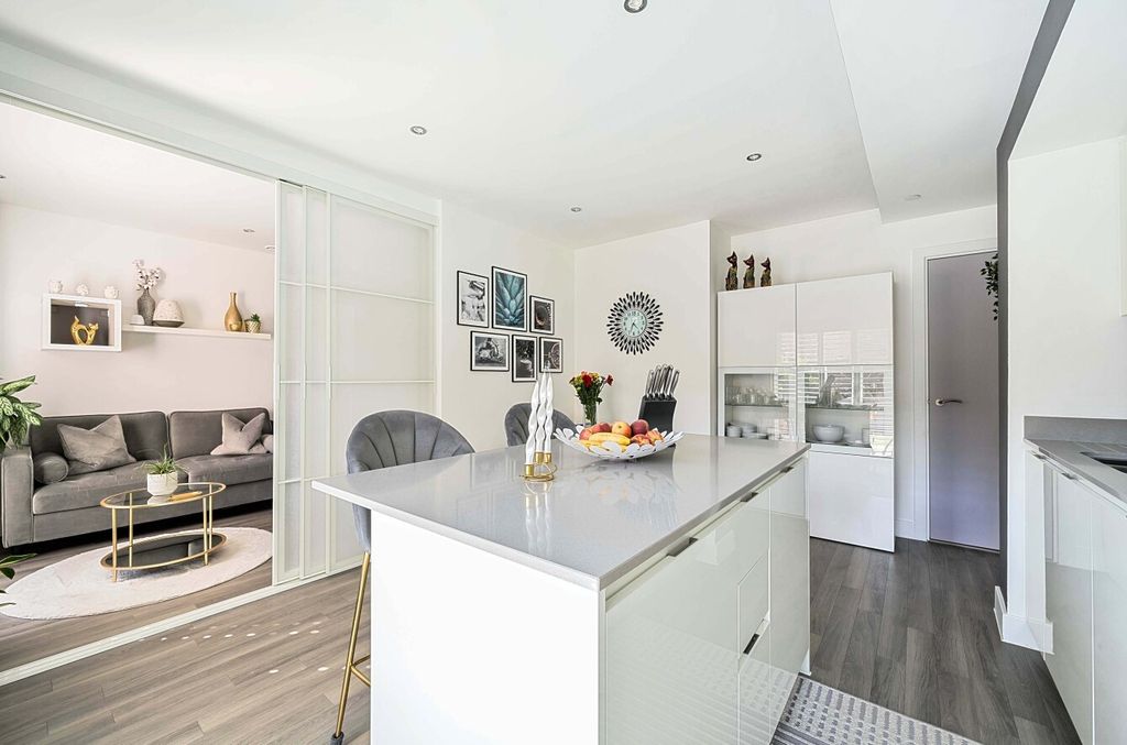 Property photo 2 of 17 1303791-9-683Dda2...