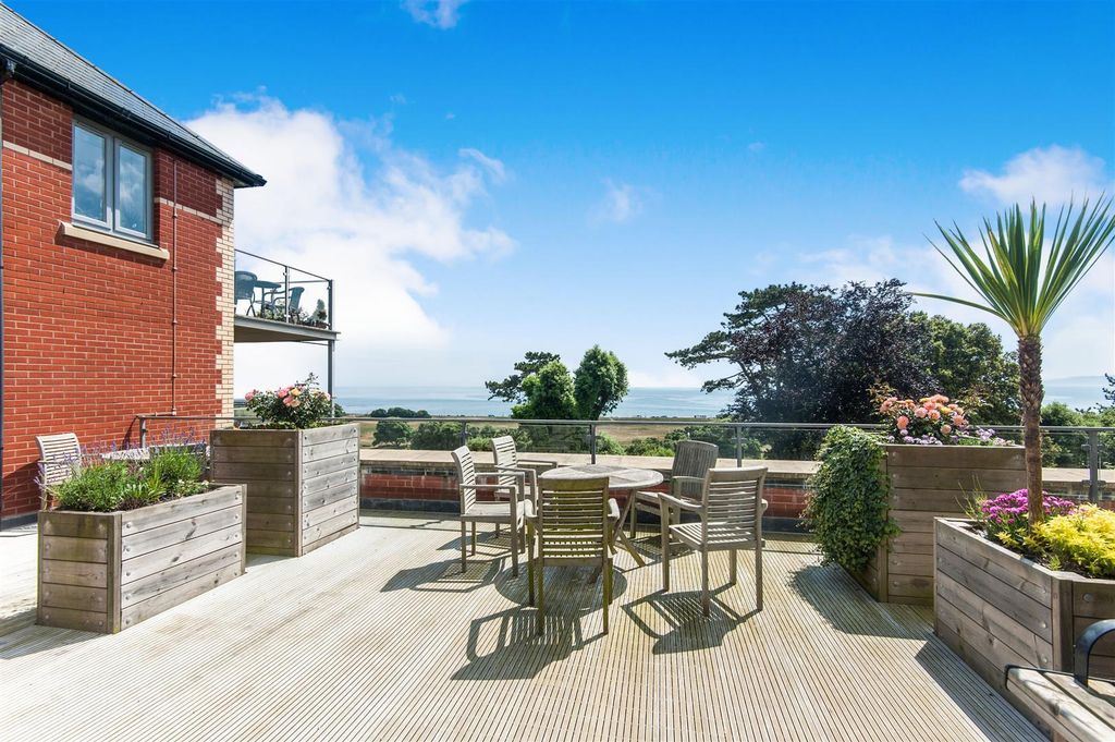 Property photo 2 of 25 Communal Roof Terrace