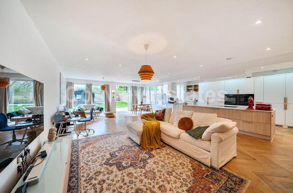 Property photo 2 of 19 Eeb630c6-6796-4A08-8Eeb-9F2Ab3d6Ff75.Jpg