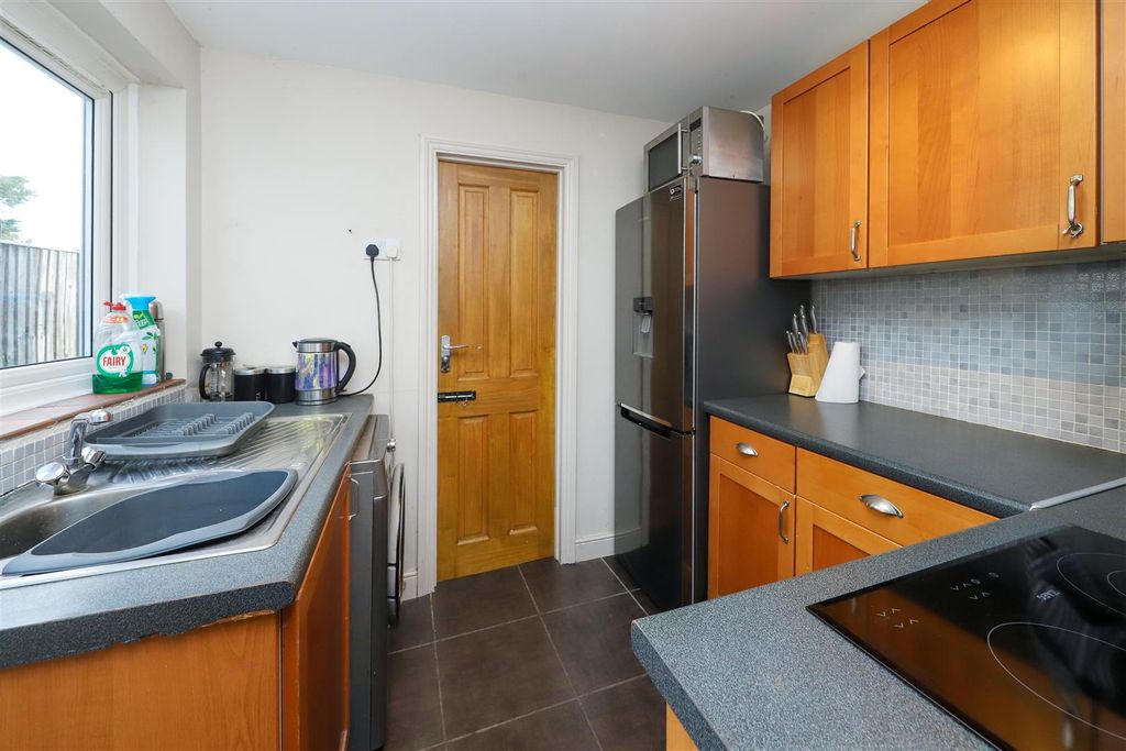 Property photo 3 of 8 Kitchen