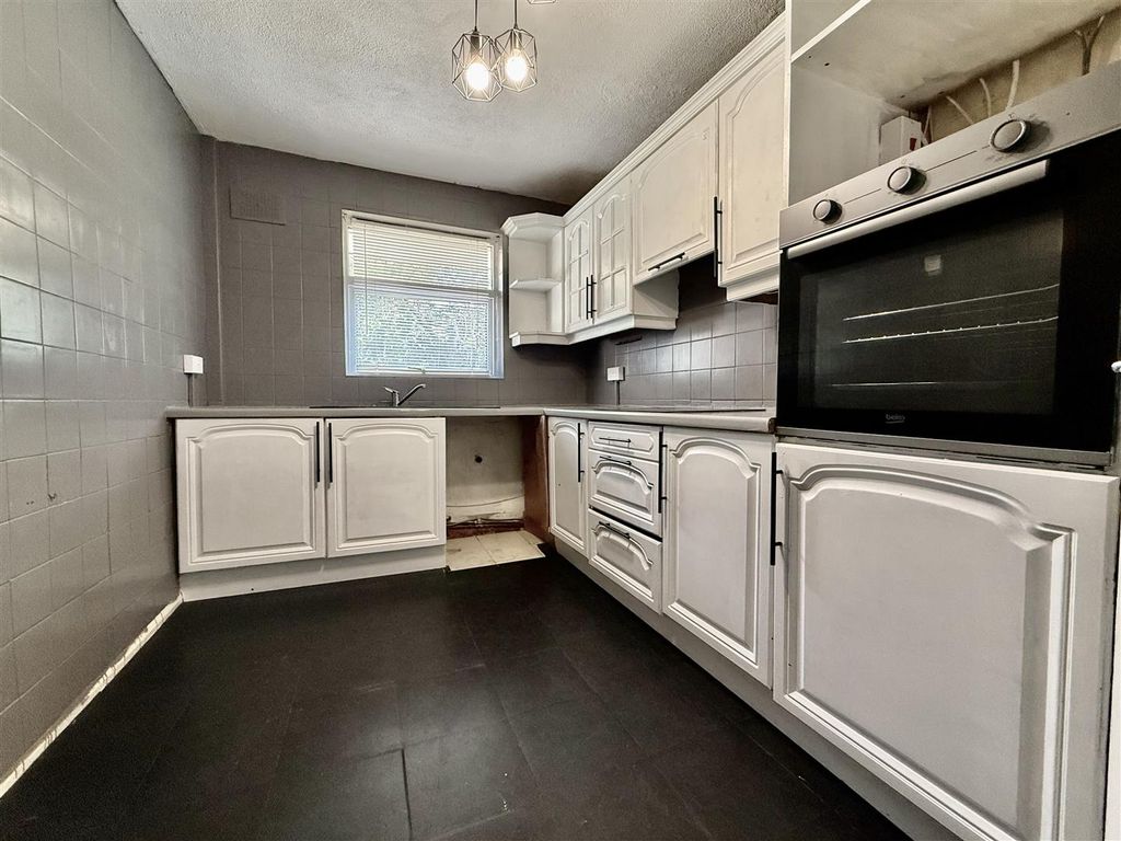 Property photo 3 of 9 Kitchen