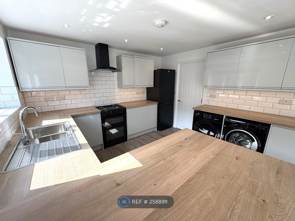 Property photo 3 of 18 Kitchen