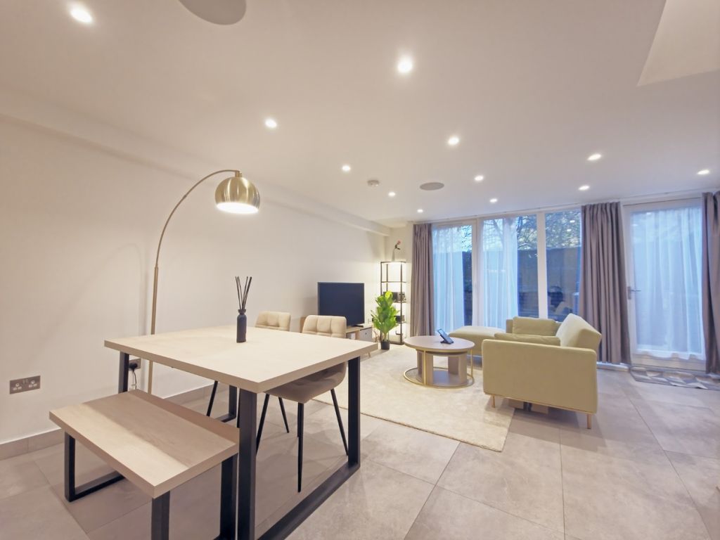 Property photo 1 of 15 3 Bed - 01 - Loun...