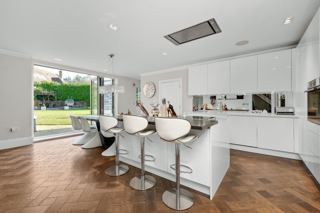 Property photo 2 of 15 Kitchen Breakfast