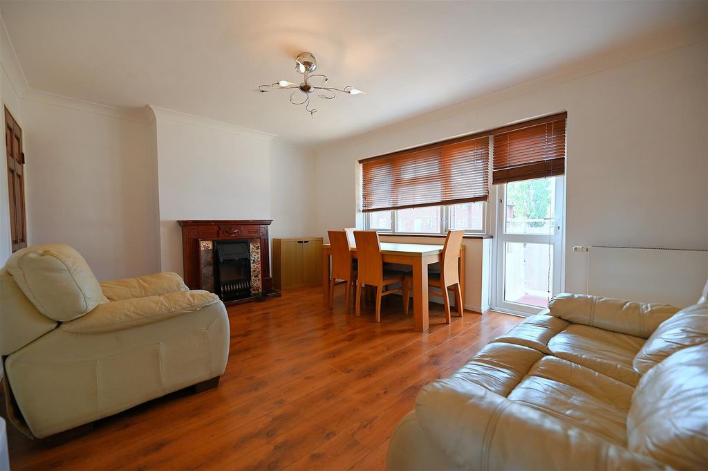 Property photo 1 of 12 Lounge