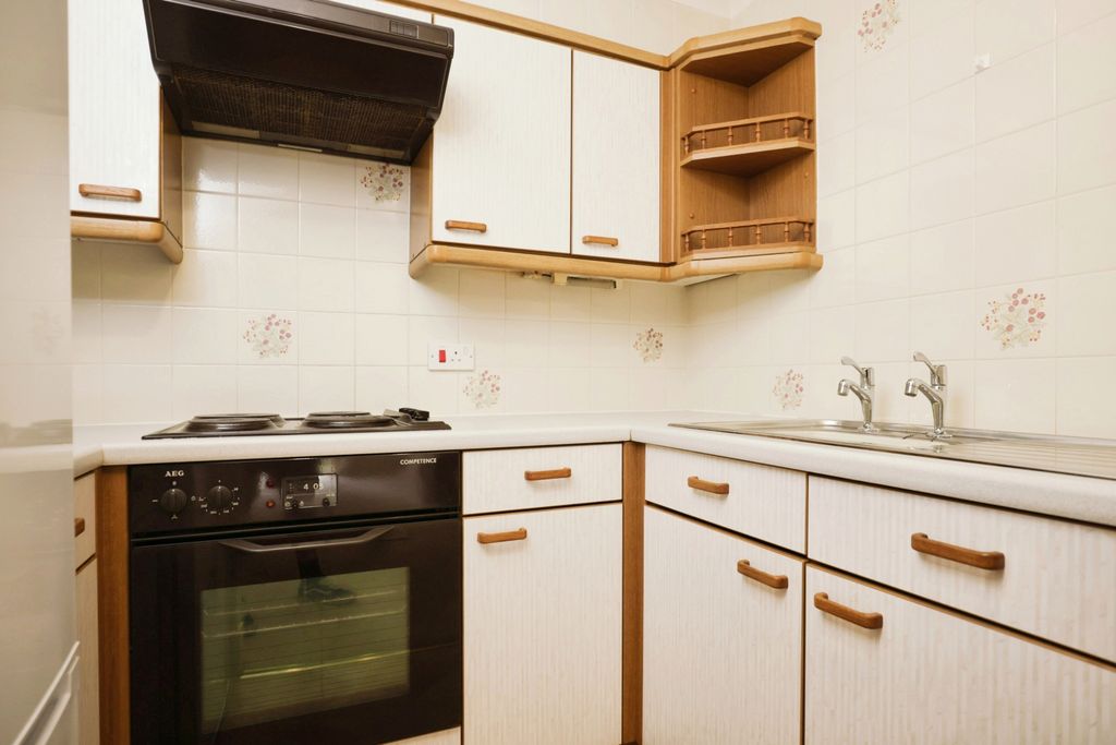 Property photo 2 of 10 Kitchen