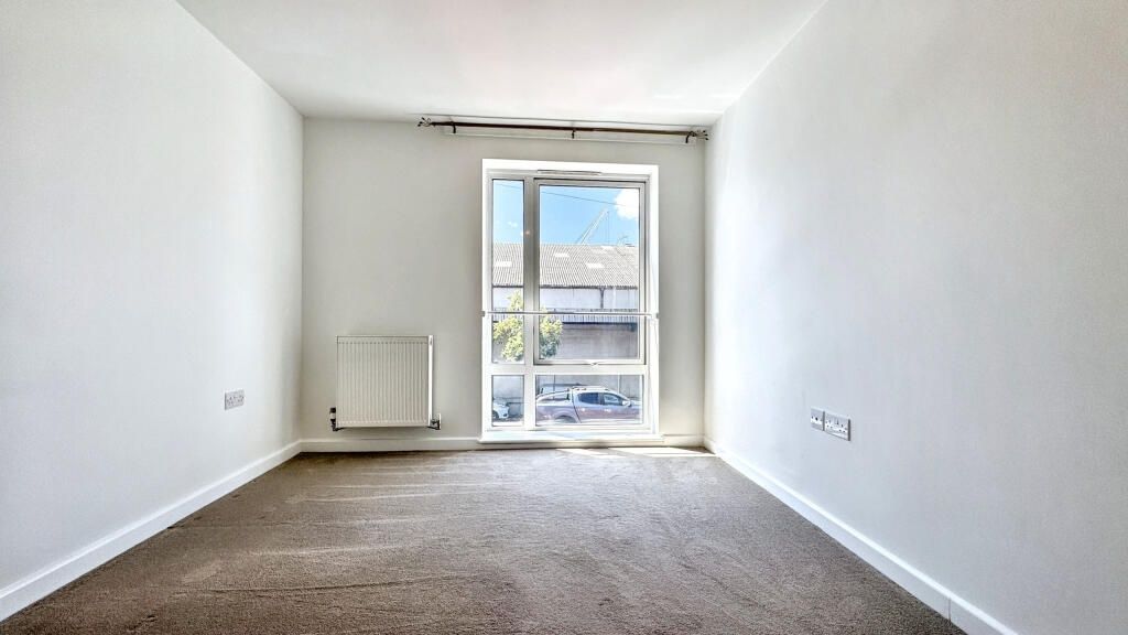 Property photo 3 of 14 A Bright And Clean Double Bedroom Featuring A Larg...