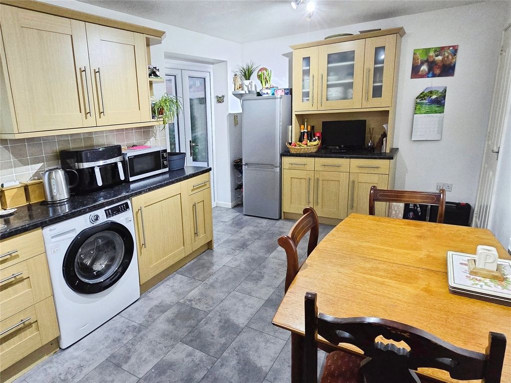 Property photo 3 of 17 Dining Kitchen