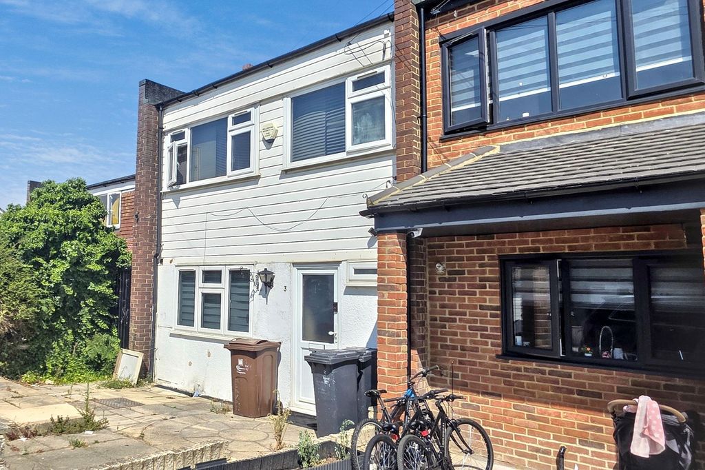 Property photo 3 of 3 3 Rowan Way, Romford, Essex Rm6 5Pl