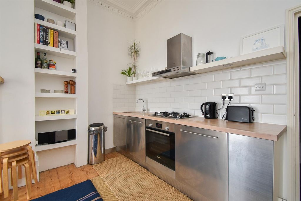 Property photo 3 of 18 Kitchen