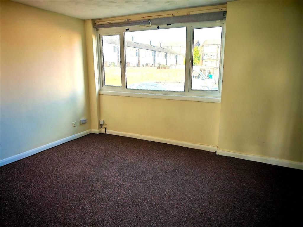 Property photo 3 of 8 Lounge