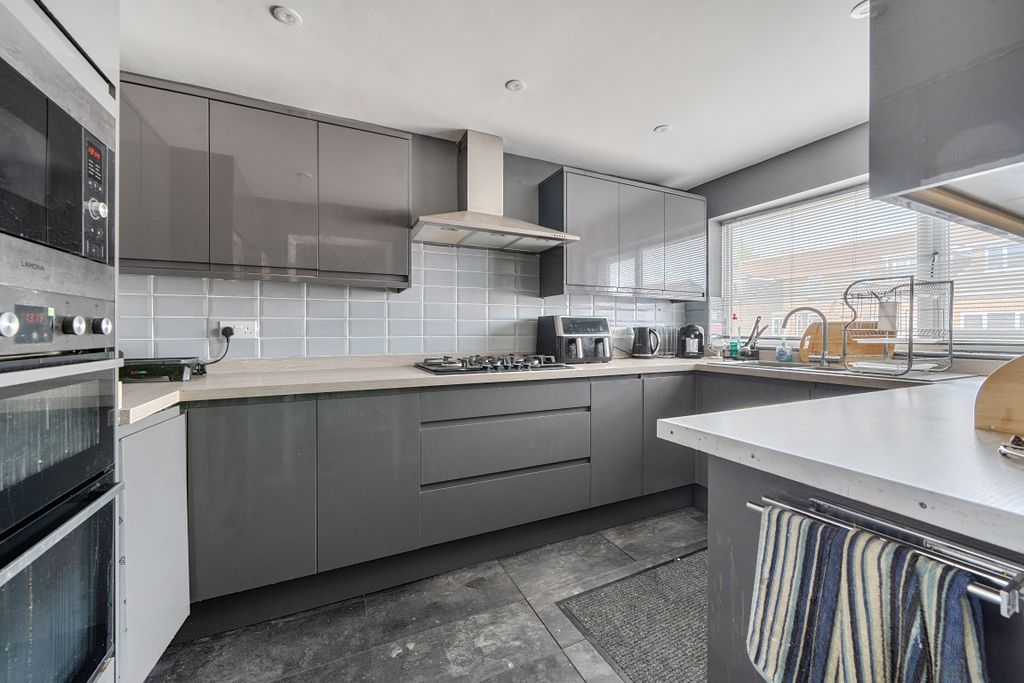 Property photo 2 of 19 147126766A22c1949c638