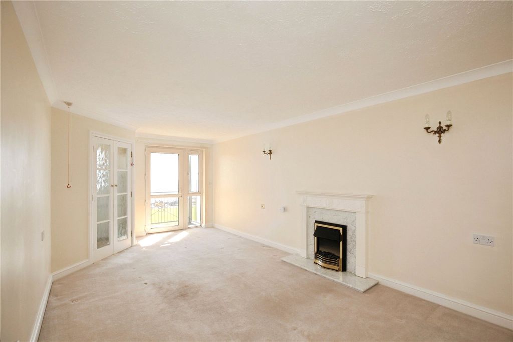 Property photo 3 of 13 Lounge