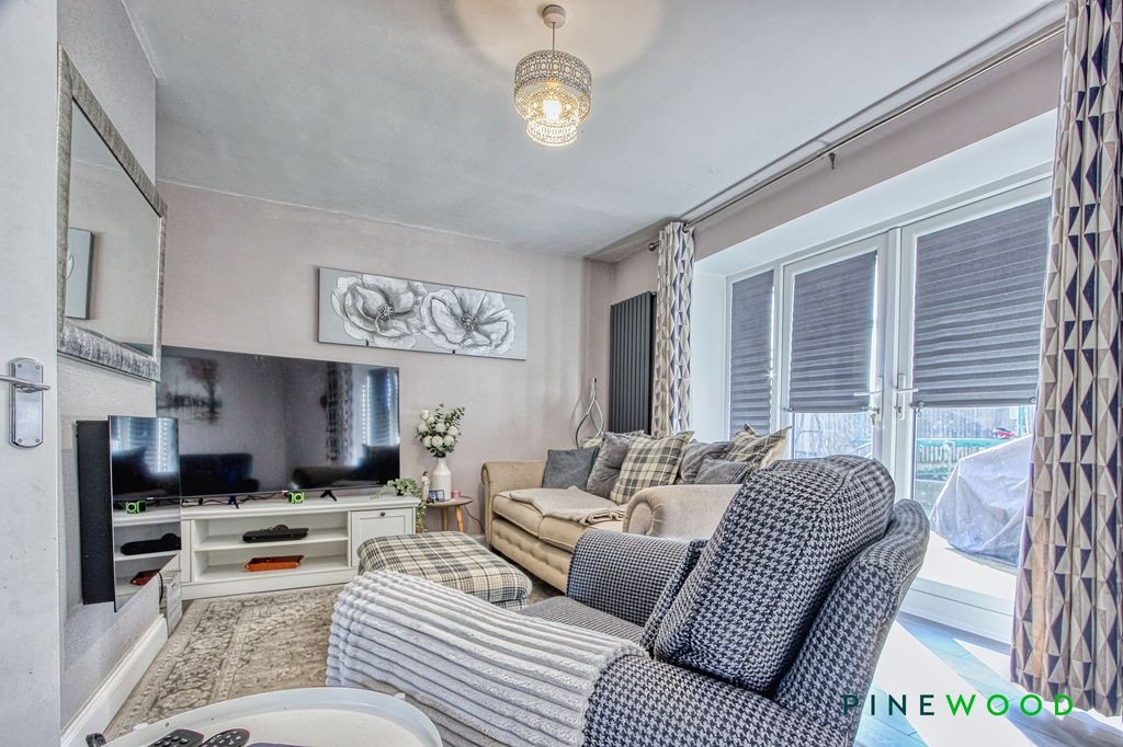 Property photo 3 of 14 Lounge