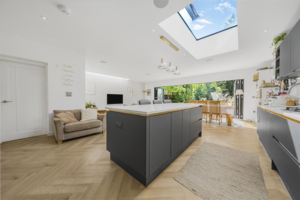 Property photo 2 of 18 10 Lawn Cl, Datchet, Slough Sl3 9Jz11.Jpg