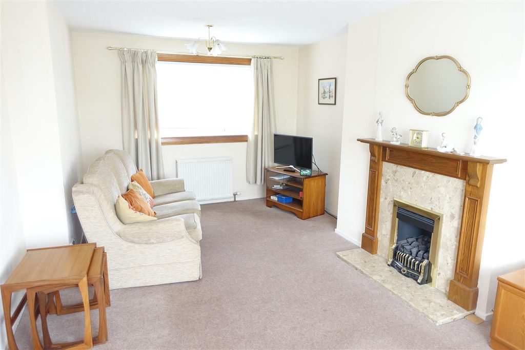 Property photo 3 of 14 Lounge 2