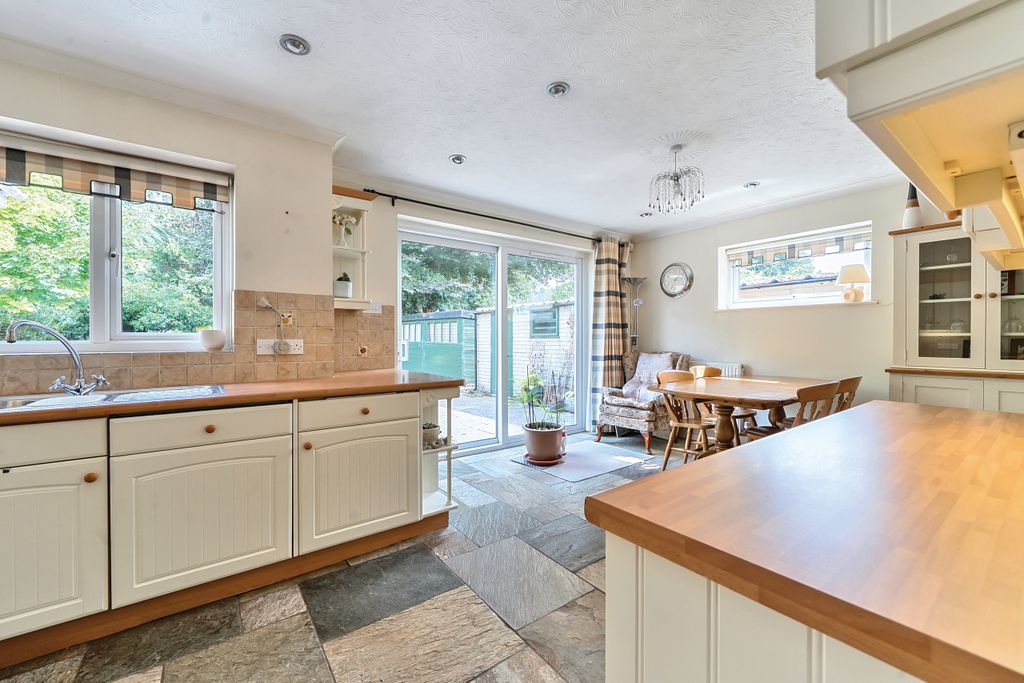 Property photo 3 of 25 Kitchen / Breakfast Room