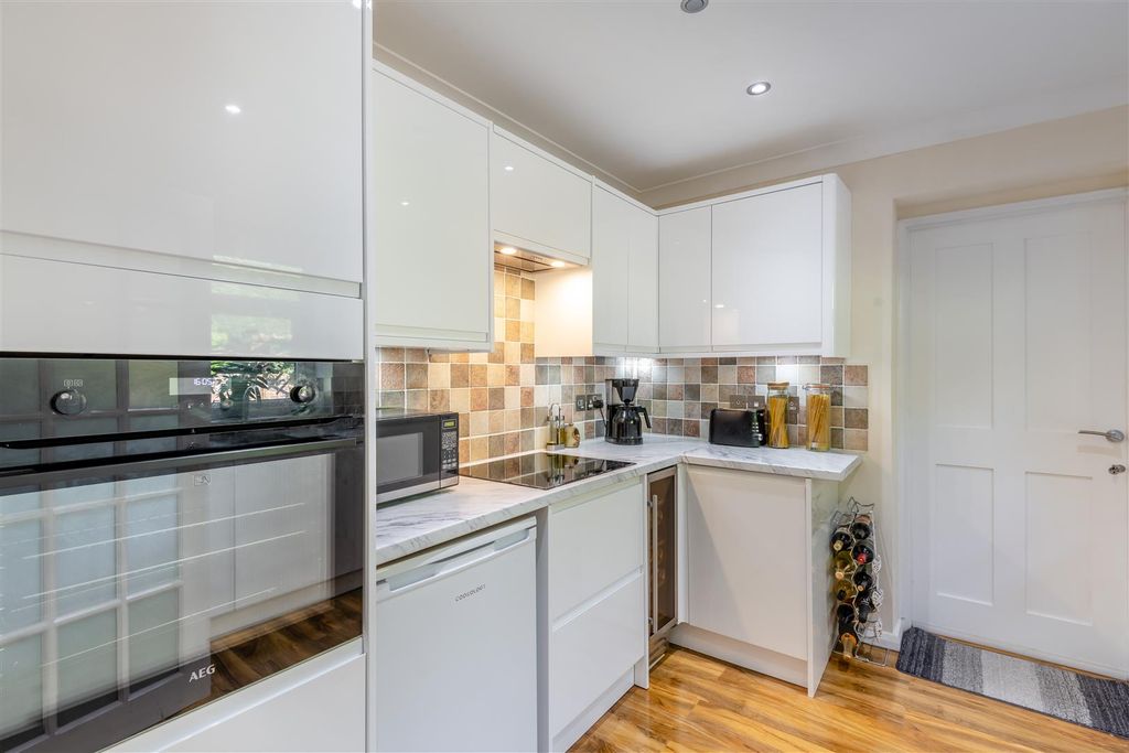 Property photo 2 of 21 8646189-Interior03.Jpg