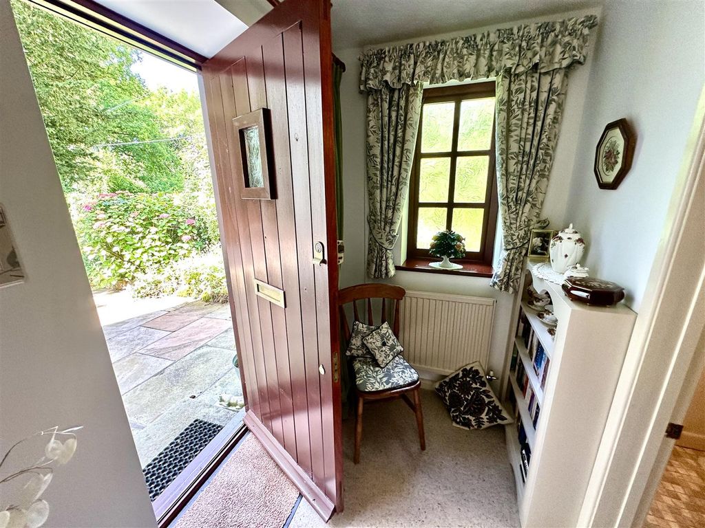 Property photo 2 of 34 Entrance Hall