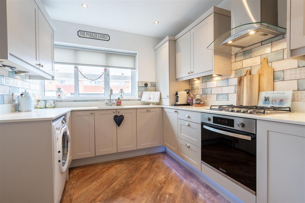 Property photo 3 of 7 Kitchen