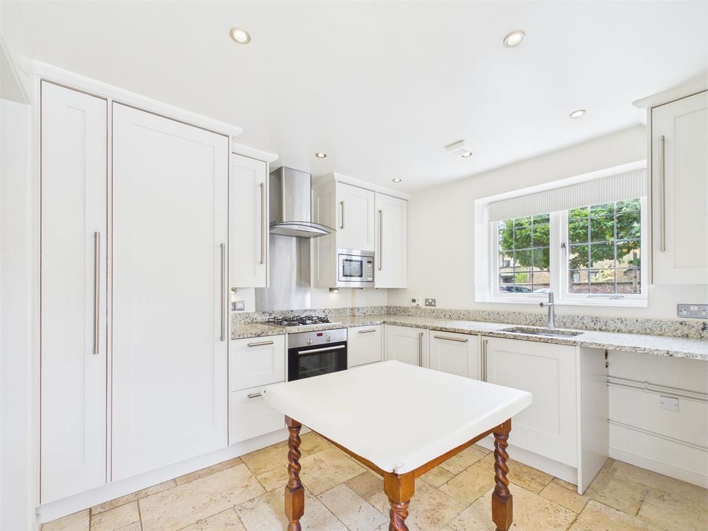 Property photo 2 of 11 Kitchen