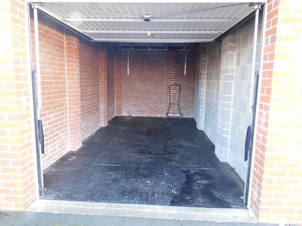 Property photo 3 of 15 Garage