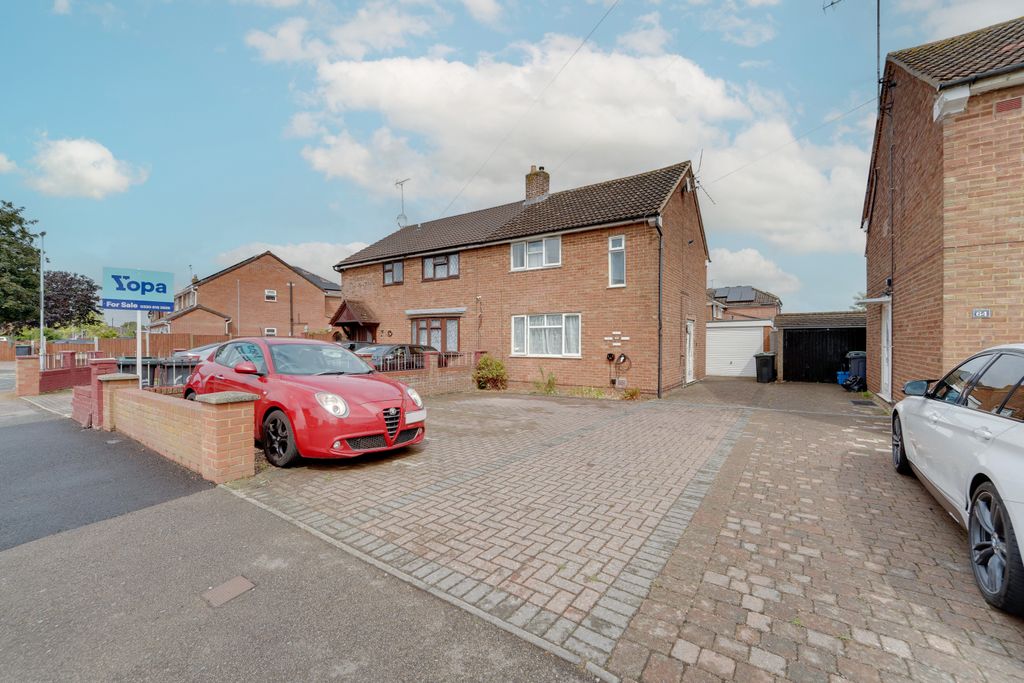 3 bed semi-detached house for saleLalleford Road, Luton LU2