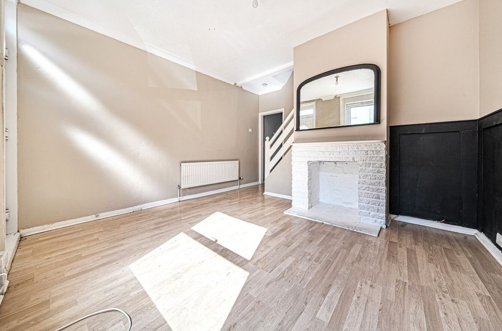Property photo 3 of 15 1328989-10-687E75...