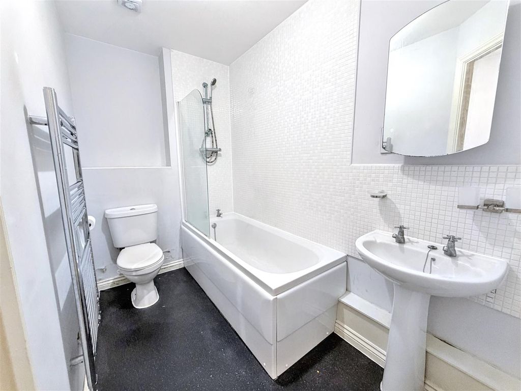 Property photo 2 of 7 Bathroom