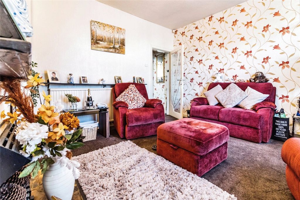 Property photo 3 of 16 Lounge