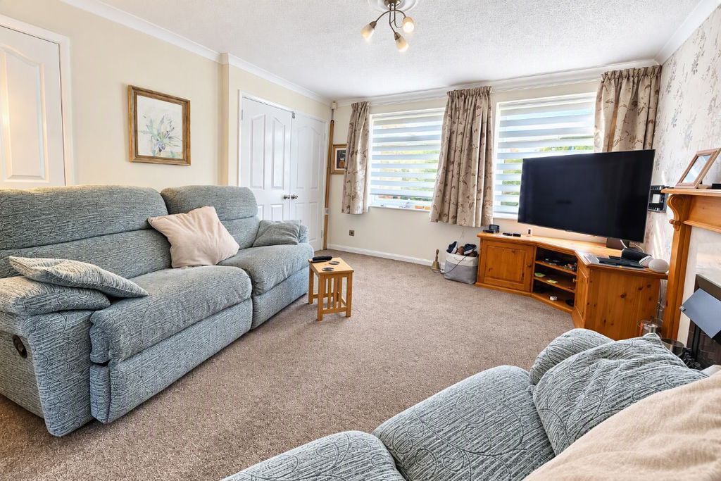 Property photo 2 of 12 Lounge