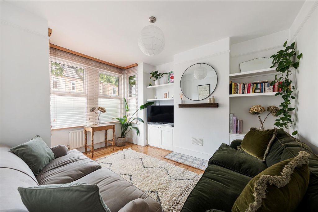 Property photo 2 of 27 Brettenham Road, E17