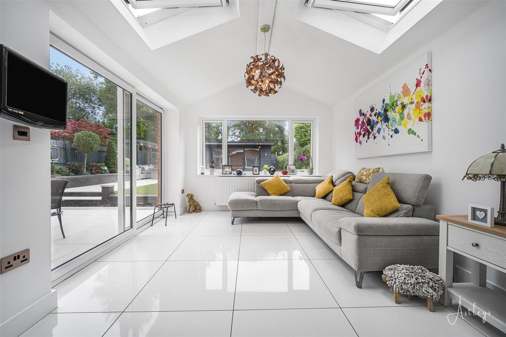 Property photo 3 of 39 Sun Lounge