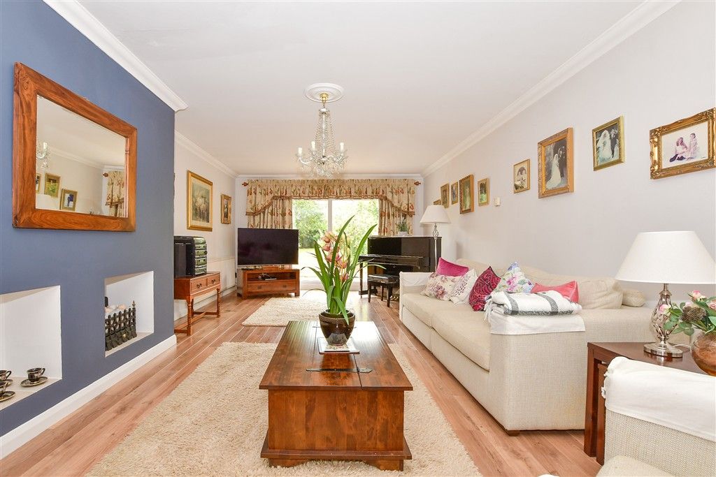 Property photo 3 of 16 Lounge