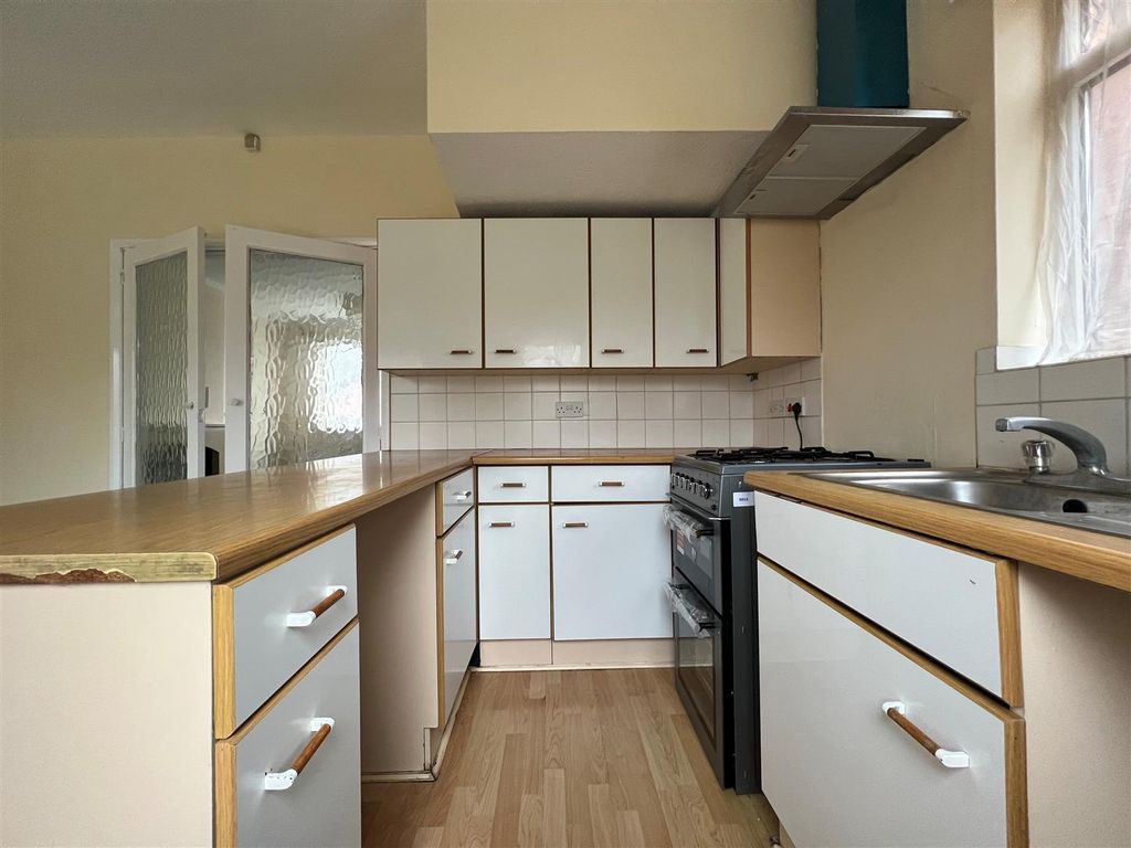 Property photo 3 of 8 Kitchen