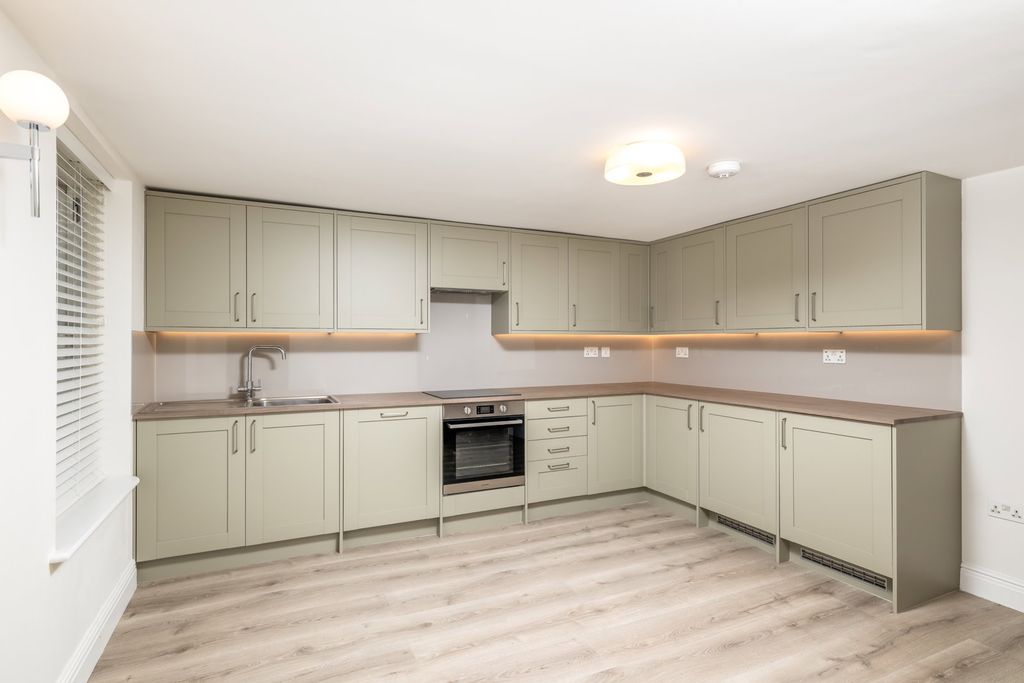 Property photo 2 of 34