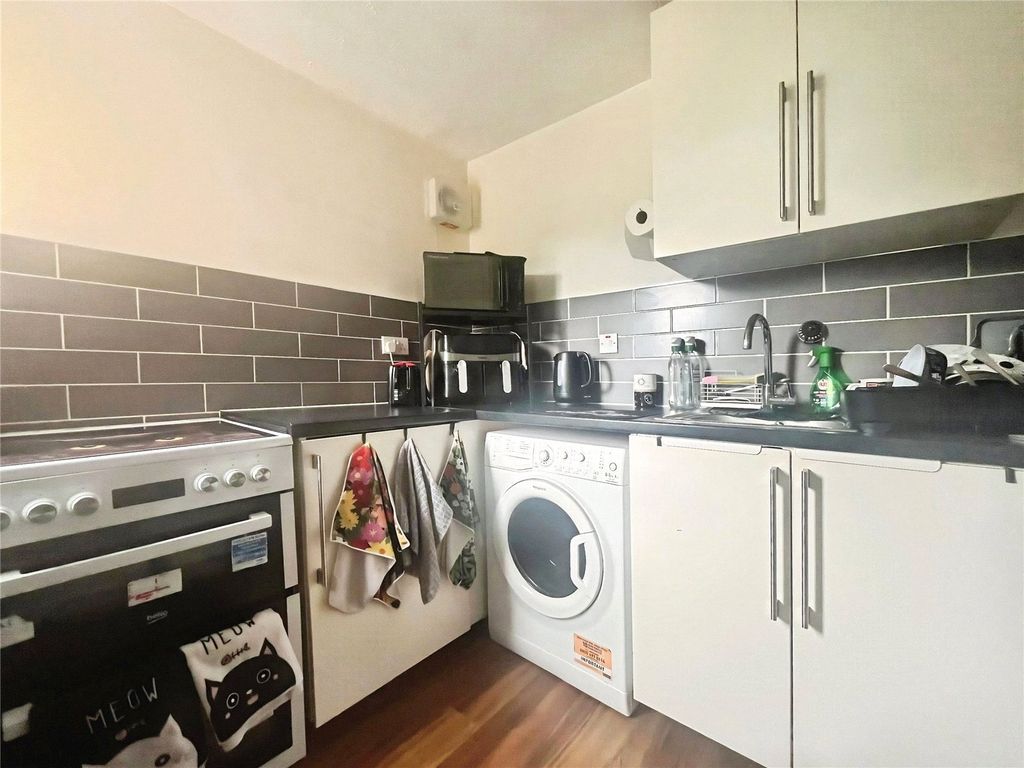 Property photo 2 of 6 Kitchen
