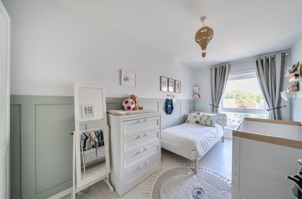 2 bed flat for saleFerndale Crescent, Carshalton, London SM5 photo 5