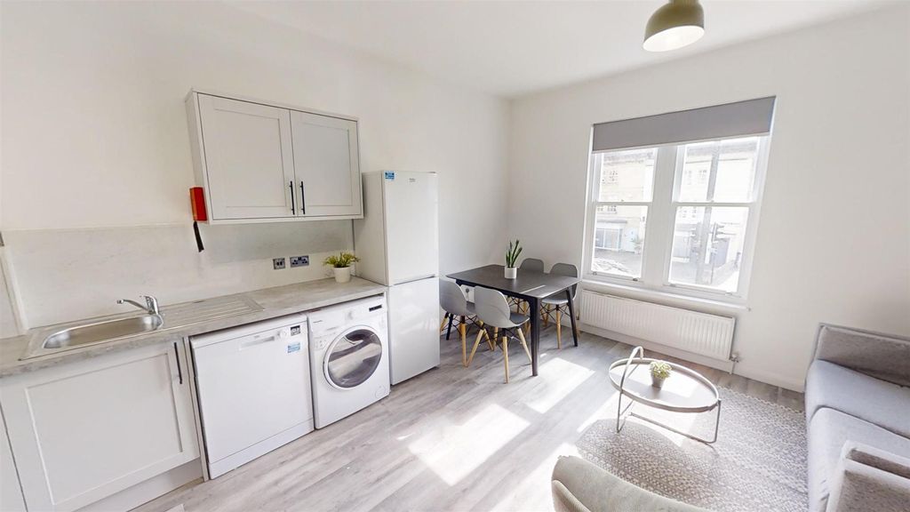 Property photo 2 of 17 Flat-2-7-Piccadilly-Place-Bath-09162024_093336.Jpg