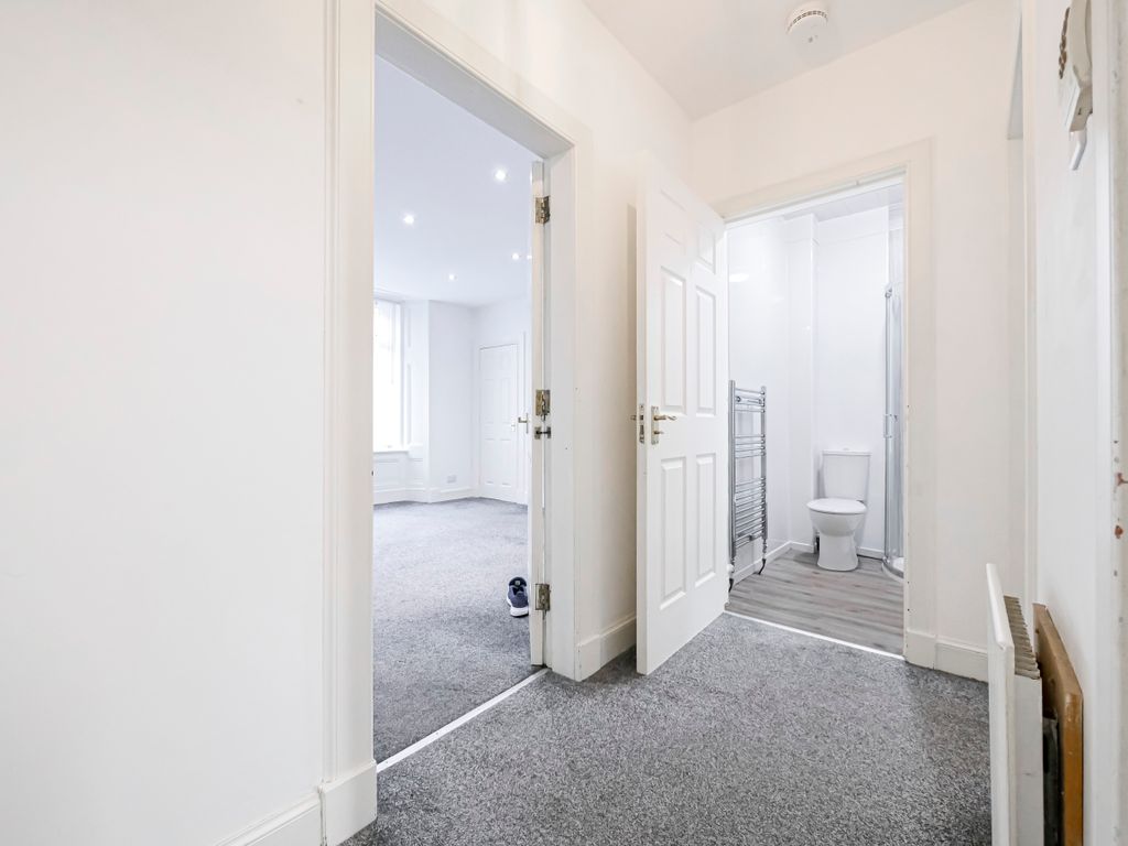 Property photo 3 of 9 Hall