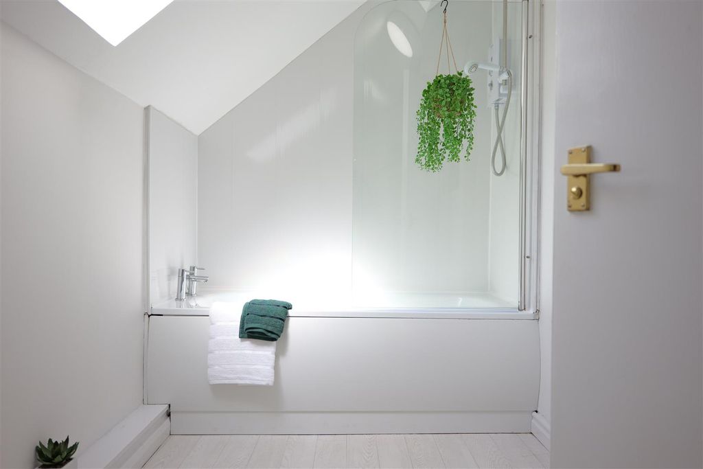 Property photo 3 of 7 Bathroom