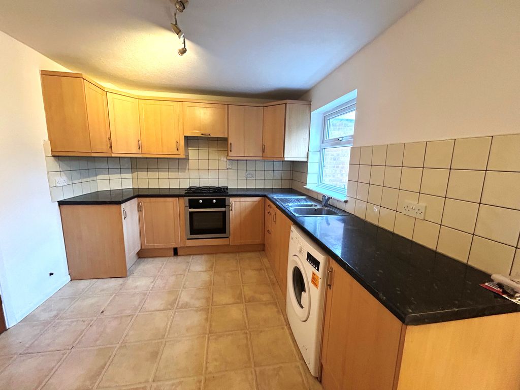 Property photo 3 of 7 Kitchen